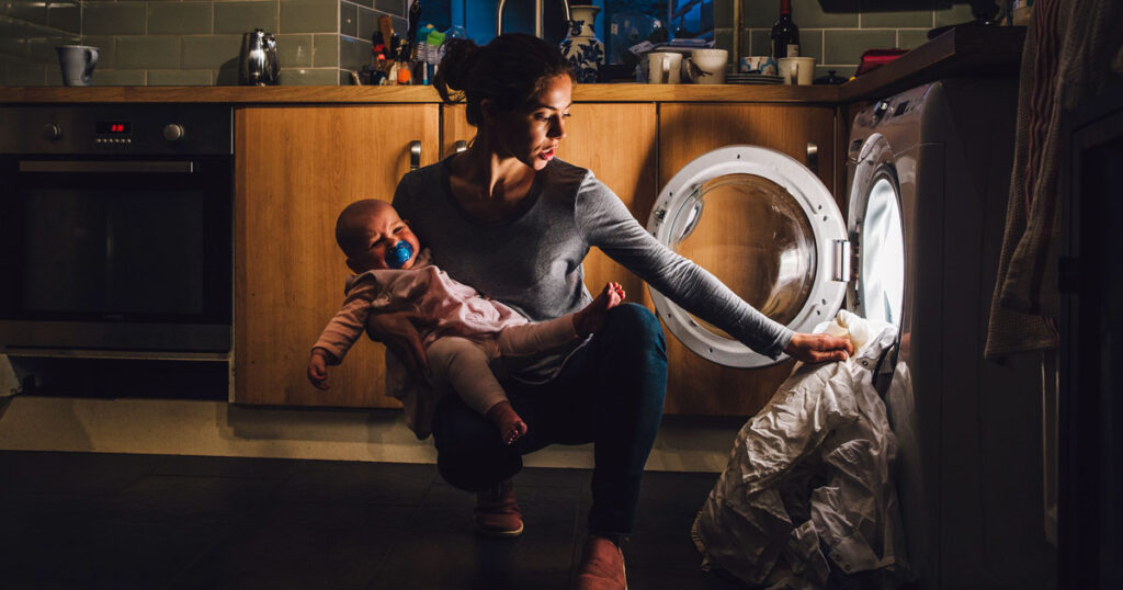 Aux mamans se débattant silencieusement à travers une autre fin de soirée
