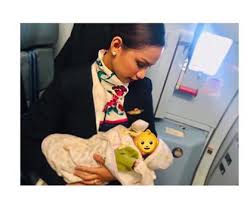 Un agent de bord félicité pour avoir allaité le bébé d'un passager