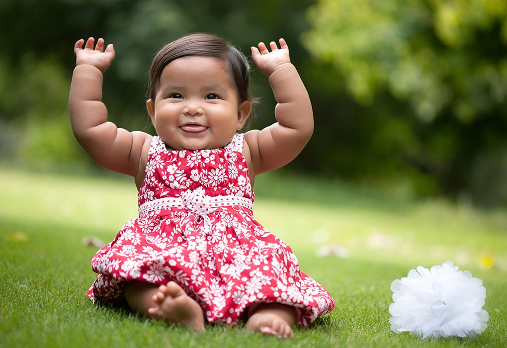 Bébé soufflant des framboises - une étape importante du développement