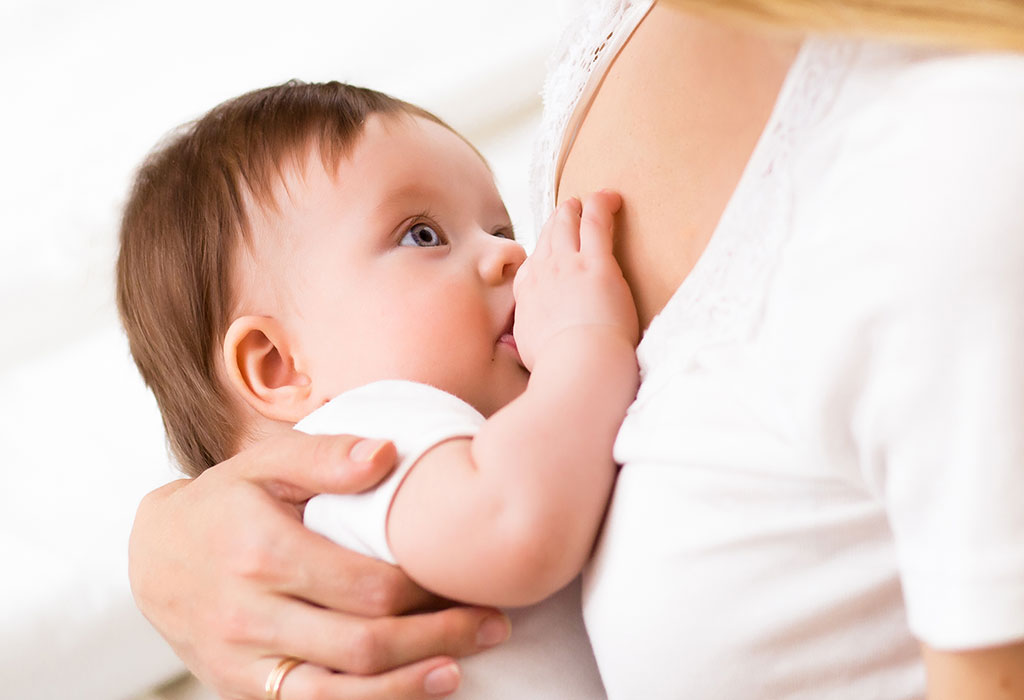 Une mère qui allaite son bébé