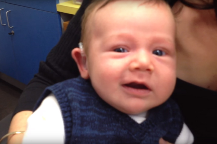 Un bébé atteint de troubles congénitaux entend ses parents pour la première fois
