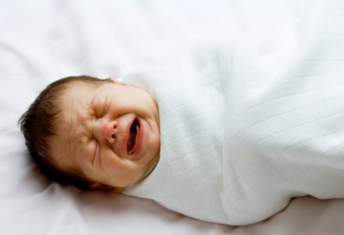 Comment empêcher votre bébé de pleurer: conseils pour calmer votre bébé difficile 