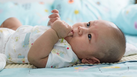 Bébé sucer le pouce 6 À quoi s'attendre Logo