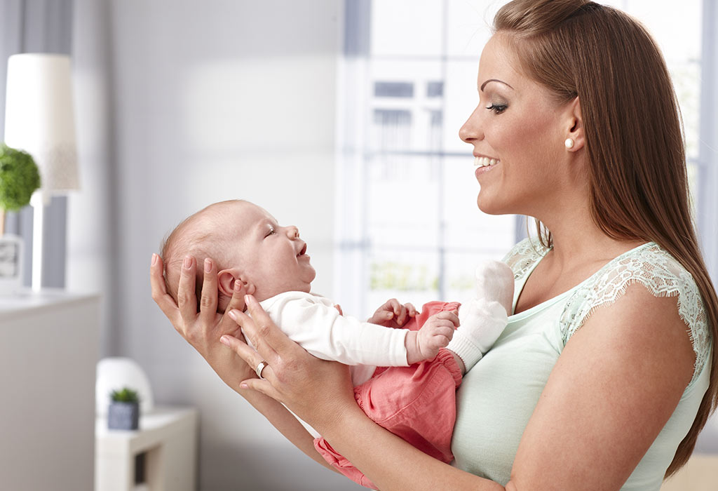 Bébé veut être détenu tout le temps - Raisons et solutions