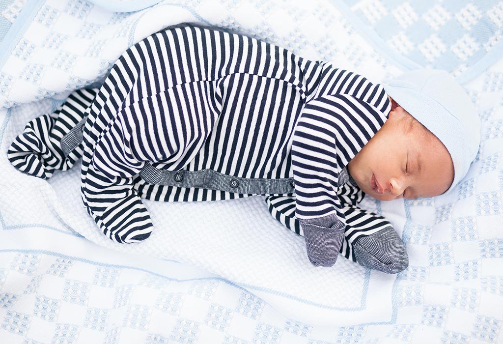 Un bébé qui dort d'un côté