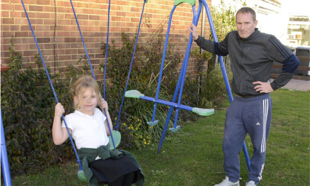 Un papa britannique forcé de retirer la balançoire pour enfants au cas où d'autres enfants joueraient avec ...