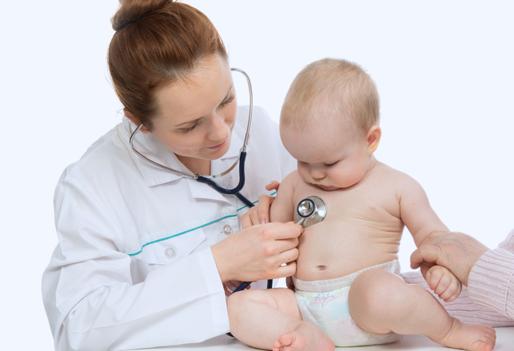 Un médecin vérifiant un nourrisson avec un stéthoscope