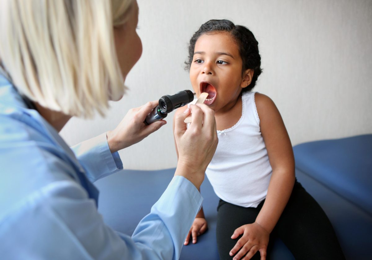 Ce que le mal de gorge de votre enfant peut vraiment signifier