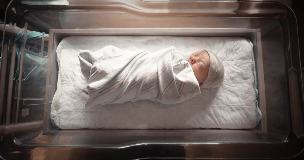 Ce que vous devez savoir sur la jaunisse chez les bébés (pour ne pas paniquer)