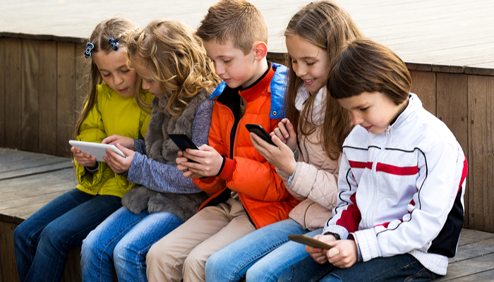 C'est pratique pour les enfants d'avoir des téléphones, mais doivent-ils être des smartphones? 7 C'est pratique pour les enfants d'avoir des téléphones, mais doivent-ils être des smartphones?