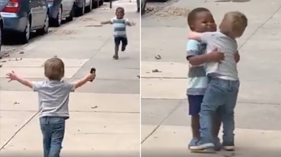 Cette adorable vidéo des meilleurs amis des tout-petits qui courent pour s'embrasser égayera la journée 8 À quoi s'attendre Logo