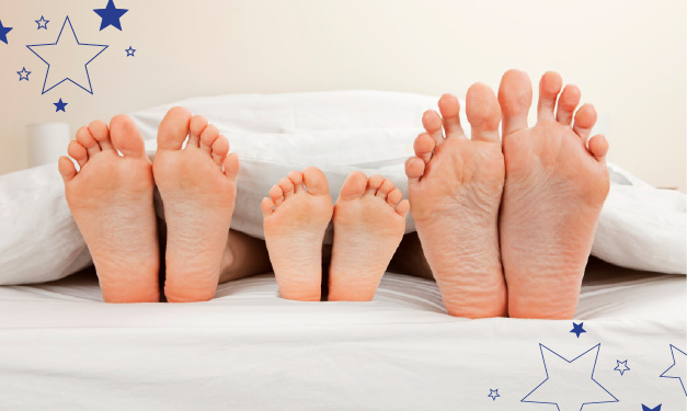 L'enfant a peur de dormir seul? Que faire lorsque les enfants rampent dans votre lit