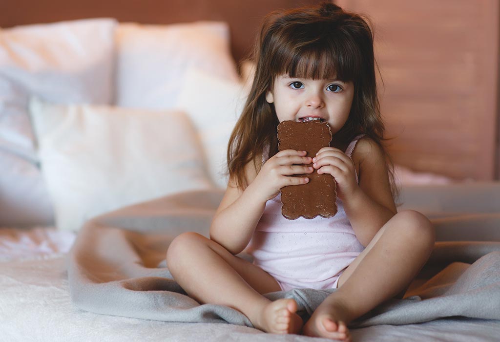 Chocolats pour tout-petits et enfants - Avantages, effets secondaires et plaisir… 19 Une petite fille mangeant un chocolat