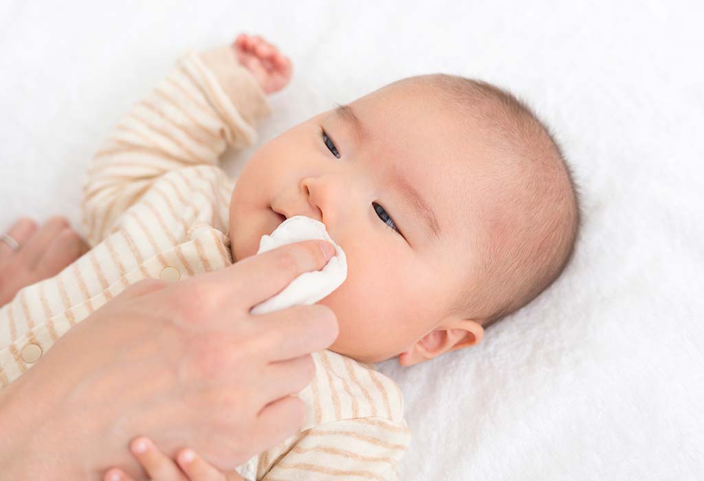 Comment bien laver le visage d'un bébé 2 comment laver un bébé