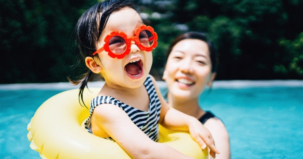 Comment économiser de l'argent pour des vacances avec des enfants et éviter le blues du compte bancaire
