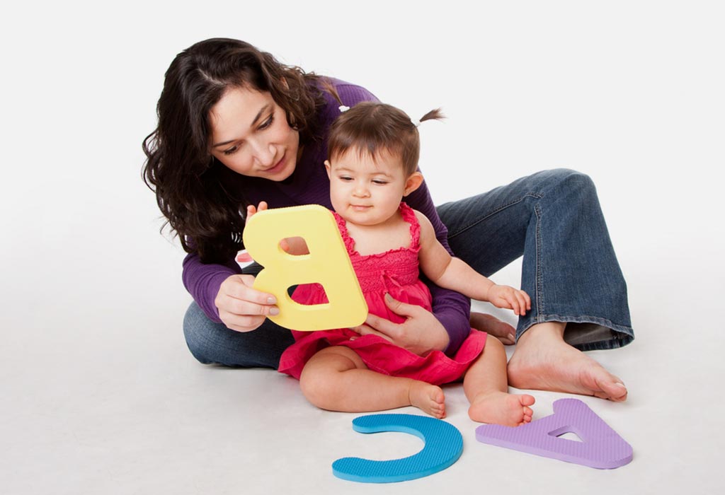 Une mère enseigne l'alphabet à son bébé