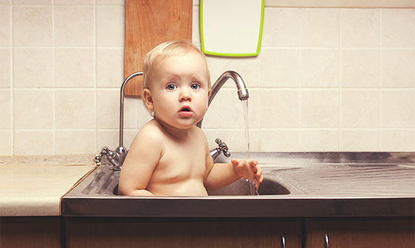 Comment protéger votre bébé contre les brûlures dangereuses au bain-marie