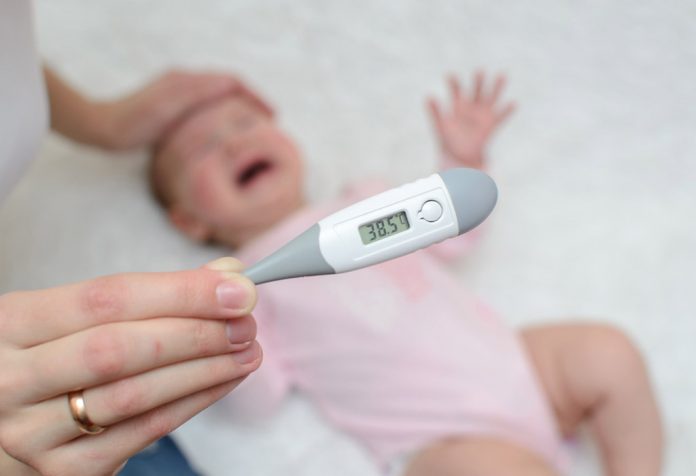 VÉRIFIEZ LA TEMPÉRATURE DE VOTRE BÉBÉ 