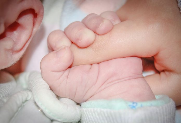 Comprendre les compétences de coordination de la main de bébé 5 Comprendre les compétences de coordination de la main de bébé