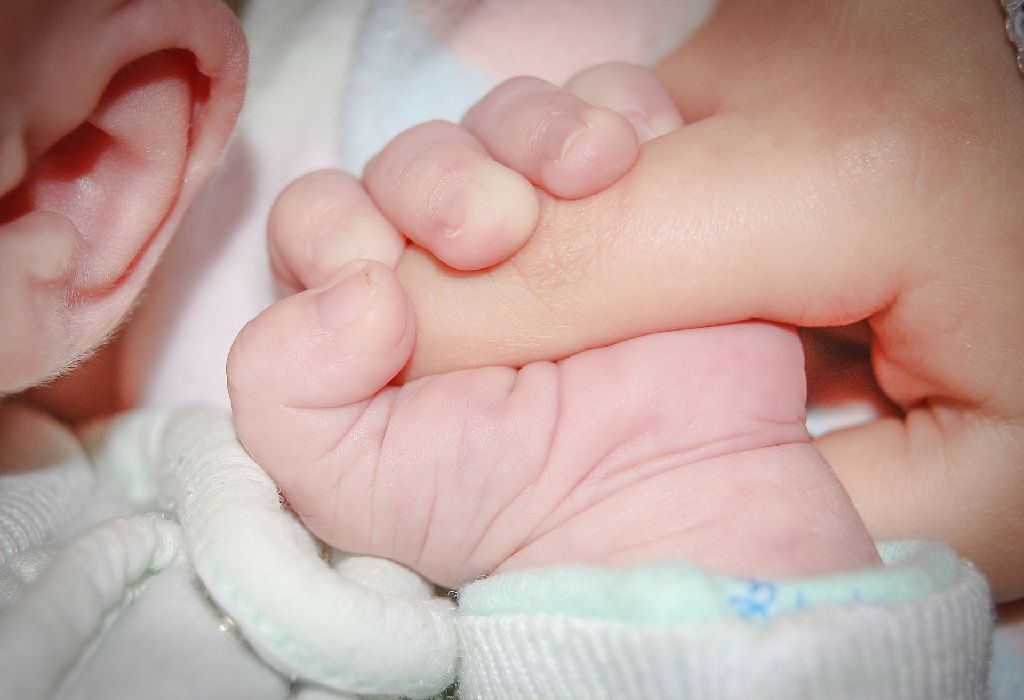 Comprendre les compétences de coordination de la main de bébé 4 comprendre les compétences de coordination de la main chez les bébés
