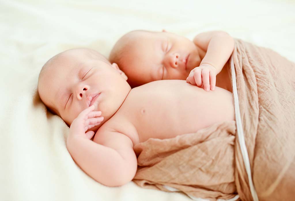 Conseils simples pour former vos jumeaux à dormir toute la nuit 2 jumeaux dormant