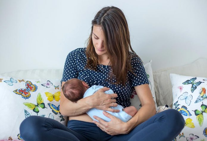 Une mère qui allaite Une mère qui allaite