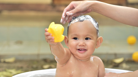 Comment le bon shampooing peut garder les cheveux de votre enfant brillants et sains pendant l'hiver