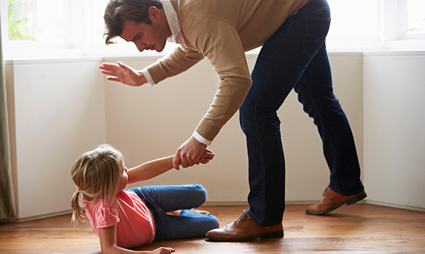 Papa appelle les flics pour assister à la punition de la fessée de sa fille