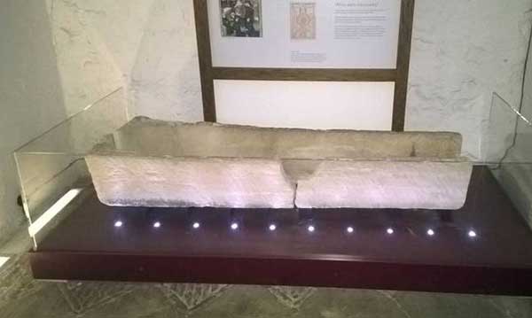 Des parents endommagent un artefact du musée vieux de 800 ans pour une séance photo 7 Des parents endommagent un artefact du musée vieux de 800 ans pour une séance photo