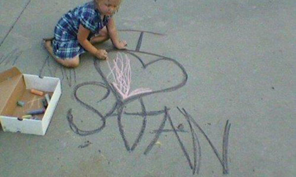 Dessins à la craie d'enfants involontairement maladroits