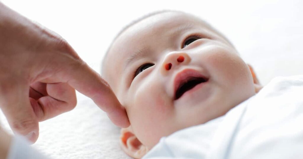 Développement et jalons de votre bébé de 2 mois