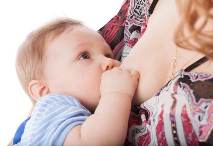 Allaitement humide: quand un bébé est allaité par une autre femme 