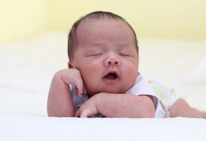 entraînez bébé à dormir seul