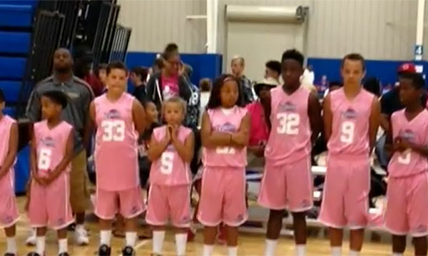 Équipe de basket-ball jeunesse disqualifiée à cause d'une joueuse