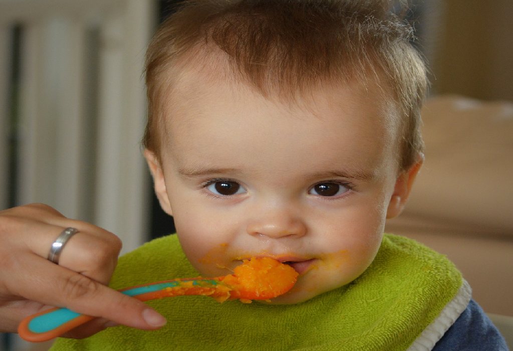 Est-il juste d'introduire des aliments solides avant 6 mois? Ici