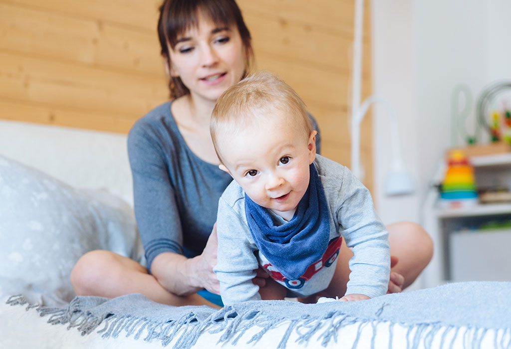 Une mère jouant avec son bébé