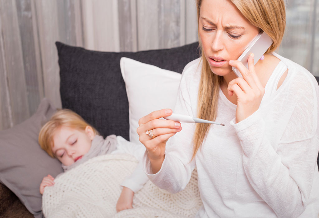 Une mère vérifiant son enfant