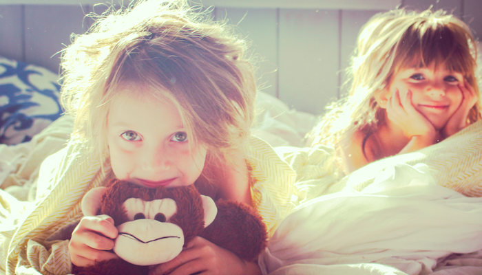Pour l'amour de tout, peignez simplement vos cheveux, enfant