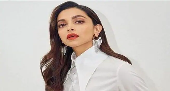 Deepika Padukone lave-mains