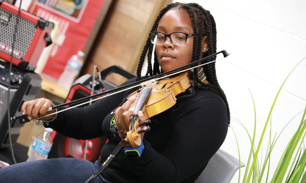 Apprendre à connaître le violoniste urbain Kym Brady de Détroit