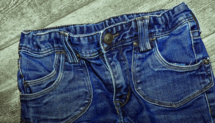 Hé gamin, tu dois porter un pantalon!