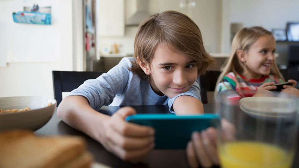 Voici comment choisir le premier téléphone de votre Tween et ne pas vous ruiner dans le processus 3 Voici comment choisir le premier téléphone de votre Tween et ne pas vous ruiner dans le processus