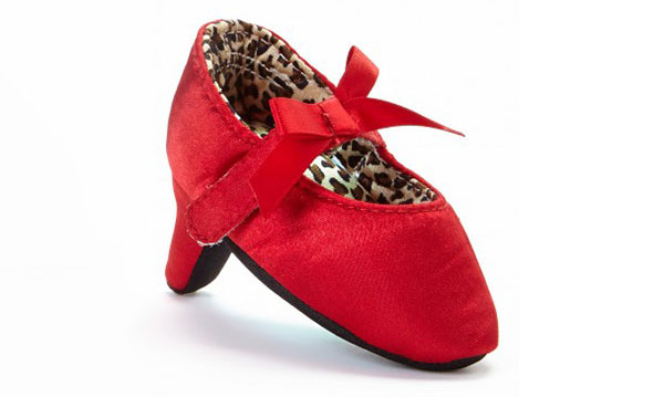 Les talons hauts pour les bébés ont des parents, les experts de la santé consternés