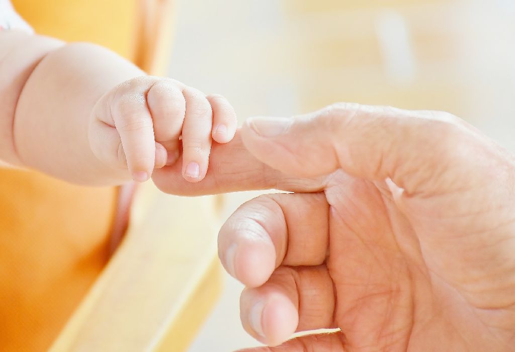 comment se développe le sens du toucher de votre bébé