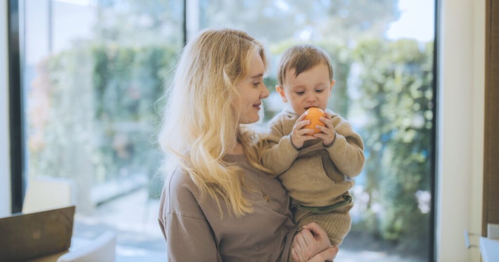 Comment trouver une baby-sitter de confiance, parce que maman a besoin d'une soirée