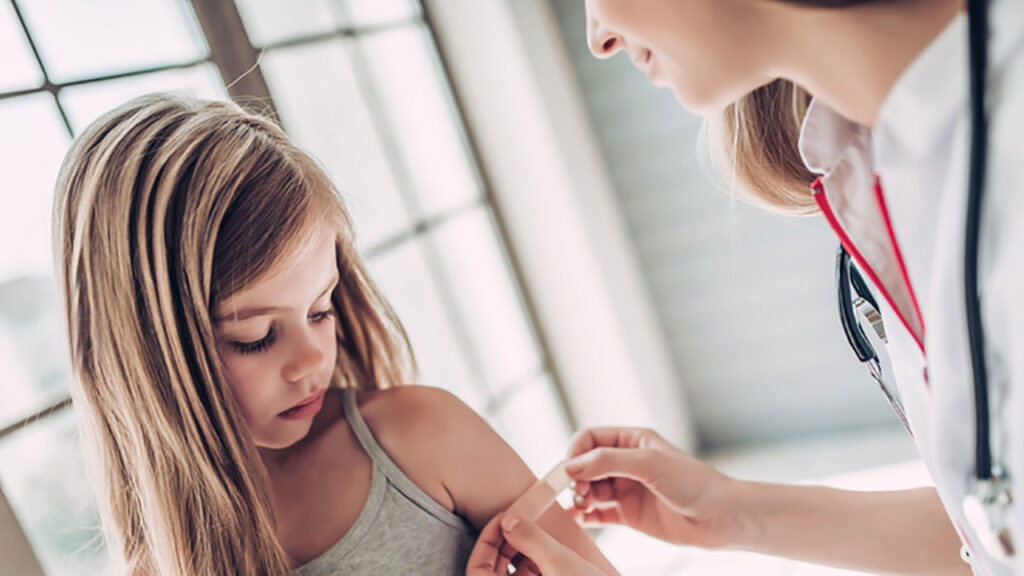 Comment aider vos enfants à surmonter leur peur des aiguilles