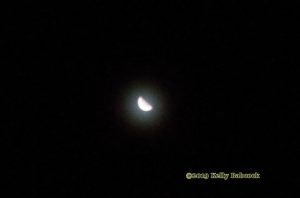 lune dans un ciel brumeux