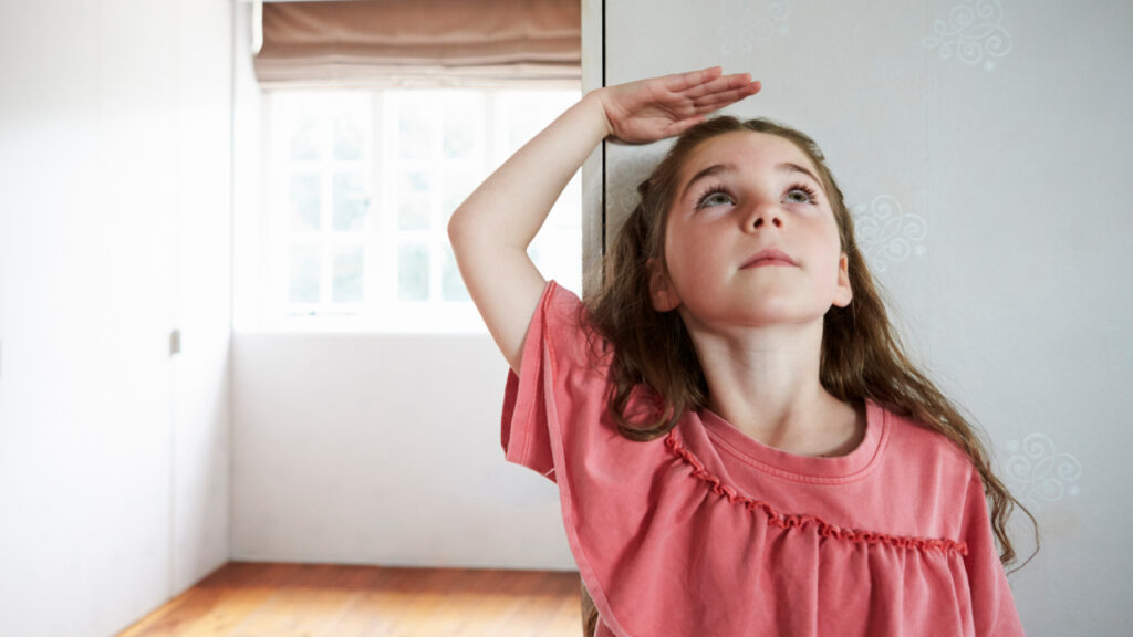 J'apprends à ma fille à aimer être petite
