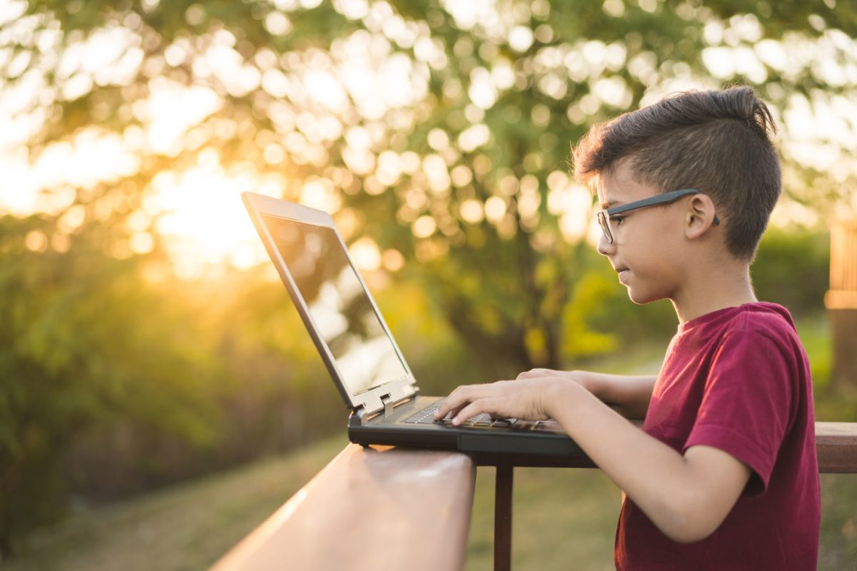 Impact de l'isolement sur le développement de l'enfant Par Sara Lindberg, M.Ed 2 Impact de l'isolement sur le développement de l'enfant Par Sara Lindberg, M.Ed