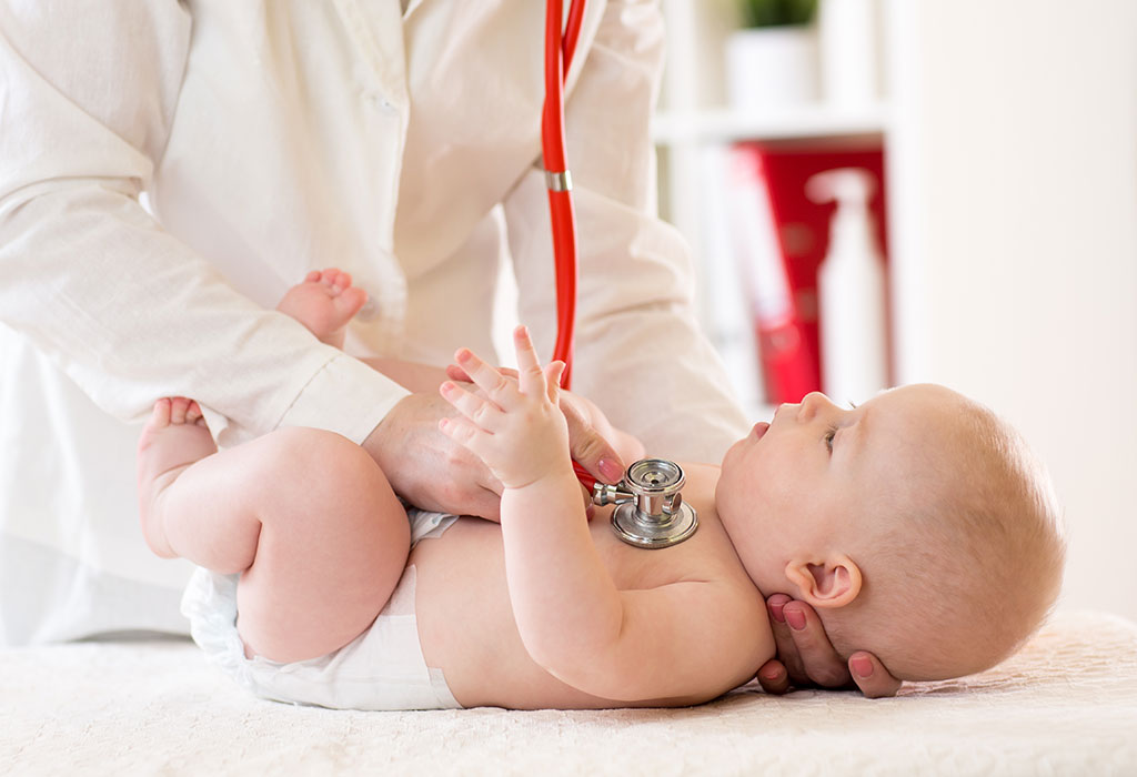 Intervention auprès de la petite enfance: types et avantages 5 Un médecin examine un nourrisson